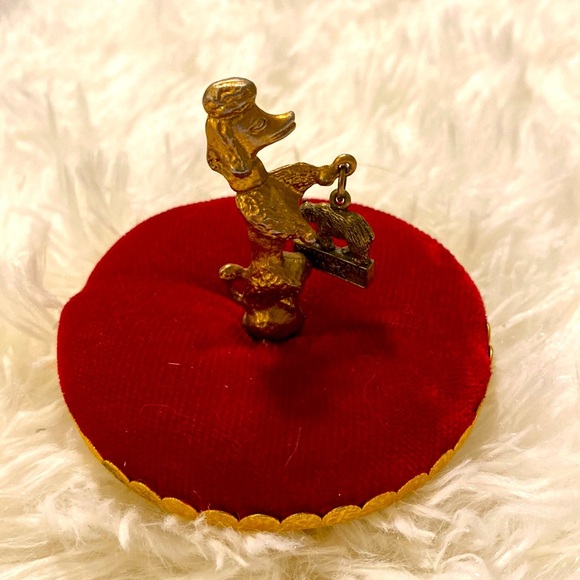 VINTAGE BRASS POODLE RED VELVET PIN CUSHION w/ YELLOWSTONE CHARM SWEET! … - Picture 2 of 7